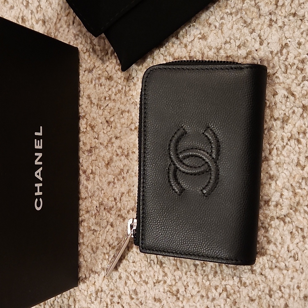 Chanel zipped key holder in black caviar leather and silver hardware